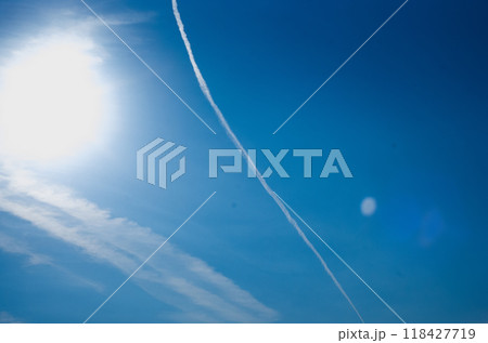 青空に飛行機雲がかかっている写真 青空に飛行機雲がかかっている写真 118427719