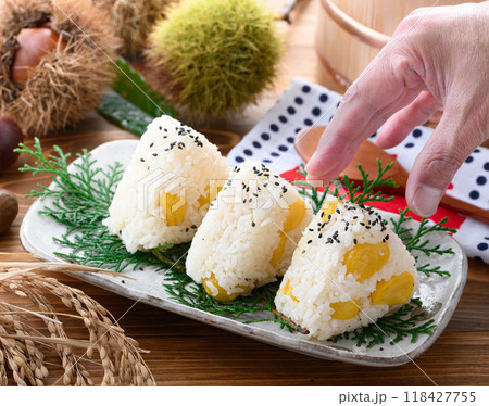 栗ご飯おにぎり （ 栗ごはんのおむすび ） 118427755