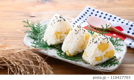 栗ご飯おにぎり （ 栗ごはんのおむすび ） 118427765
