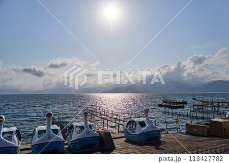 【洞爺湖】太陽光で輝く湖面とアヒルのボート 118427782