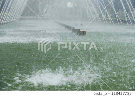 噴水で水しぶきを上げて落ちる水 噴水で水しぶきを上げて落ちる水 118427783