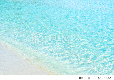 透明な海の水面 118427882