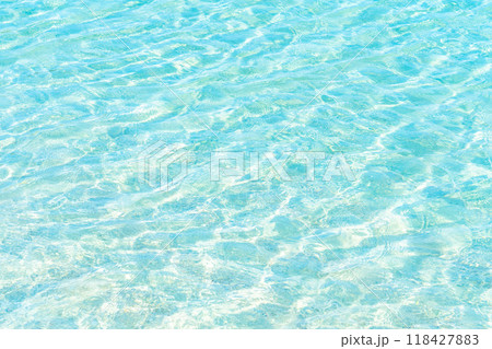 透明な海の水面 118427883