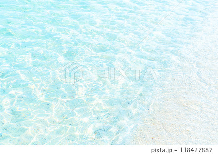 透明な海の水面 透明な海の水面 118427887
