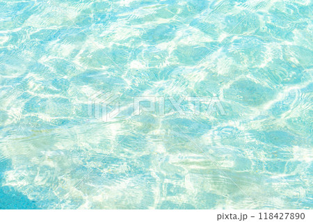 透明な海の水面 118427890