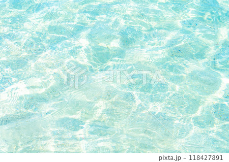 透明な海の水面 118427891