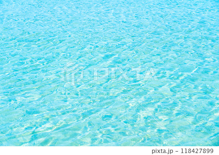 透明な海の水面 118427899