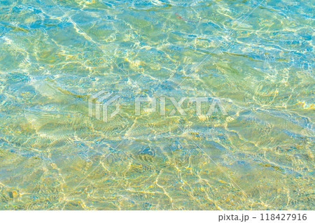 透明な海の水面 118427916