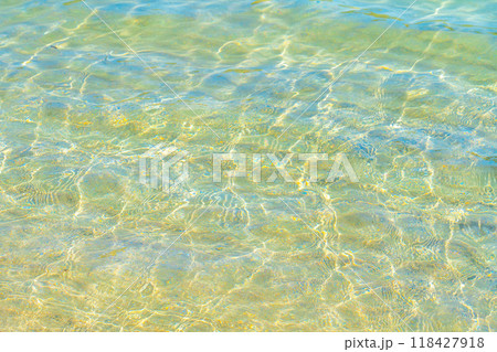 透明な海の水面 118427918