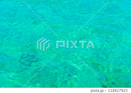 透明な海の水面 118427925