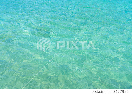 透明な海の水面 透明な海の水面 118427930