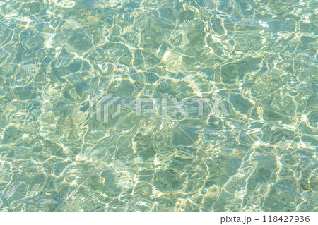 透明な海の水面 118427936