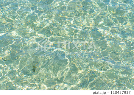 透明な海の水面 透明な海の水面 118427937