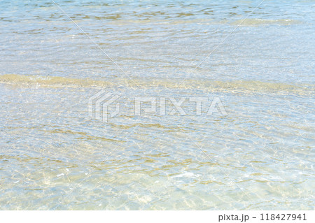 透明な海の水面 118427941