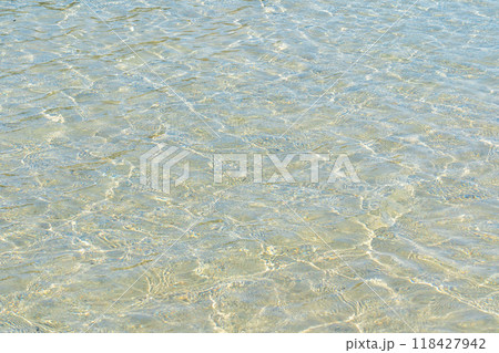 透明な海の水面 118427942