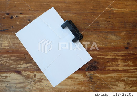 穴あけパンチ 118428206