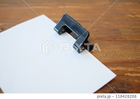 穴あけパンチ 118428208