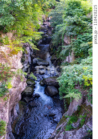 仙台郊外の秋保温泉街を貫く秋保峡谷（磊々峡）の空撮もどきです 118428225