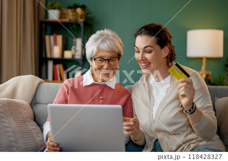 women are using laptop for online shopping 118428327