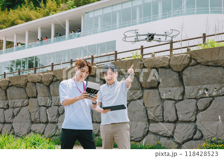 ドローンを使った撮影を行う映像クリエイター 118428523