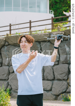 ドローンを操縦する男性 118428526