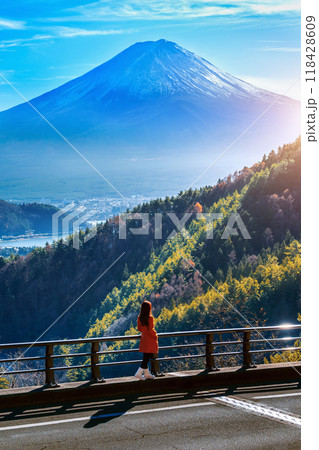 Tourist enjoying fuji mountain in Japan. 118428609