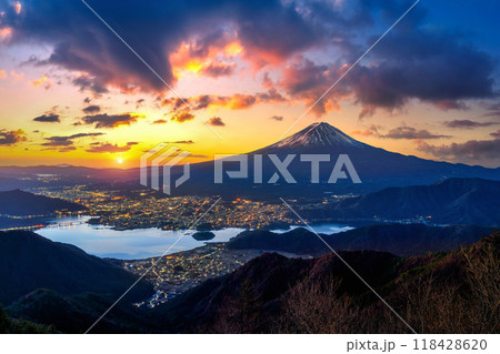 Landscape of Fuji mountains and Kawaguchiko lake at sunrise, Yamanashi in Japan. 118428620
