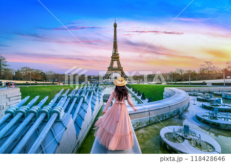 Tourist visiting paris city center and landmarks area, France. 118428646