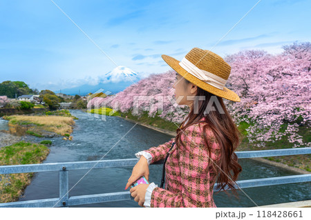 Tourist enjoying view of Fuji mountain in spring, Shizuoka in Japan. 118428661