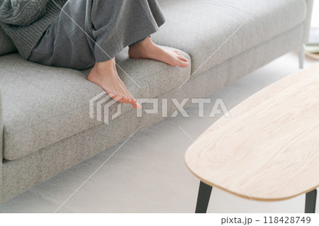 ソファーに座る女性の足元 ソファーに座る女性の足元 118428749