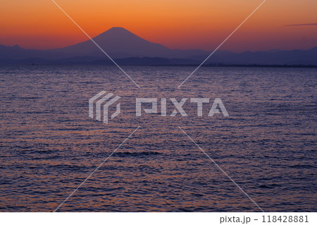 美しい夕焼け空と、相模湾、富士山のシルエット 美しい夕焼け空と、相模湾、富士山のシルエット 118428881
