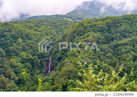 仙台一人旅で訪れた蔵王エコーラインの滝見台より遠く三階滝を望む 118429099