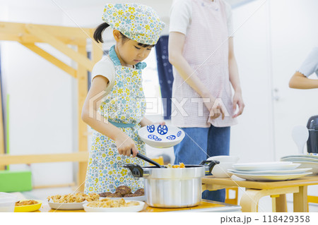 食育　調理実習イメージ　　 118429358