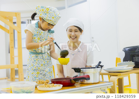 食育　調理実習イメージ　　 118429359