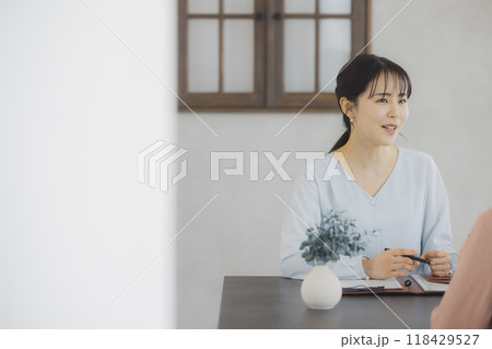 打ち合わせをする女性　 118429527