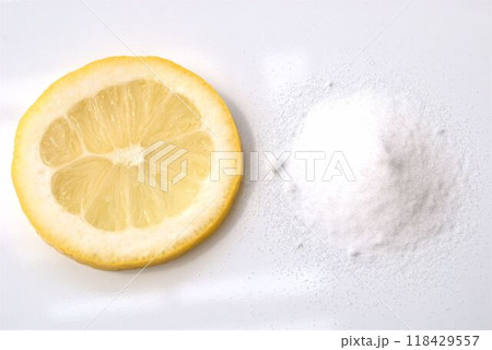 白い背景のレモンとクエン酸 118429557