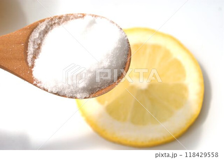 白い背景のレモンとクエン酸 118429558