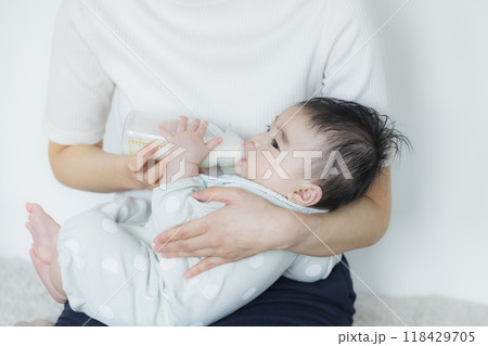 赤ちゃんにミルクをあげる女性　 118429705