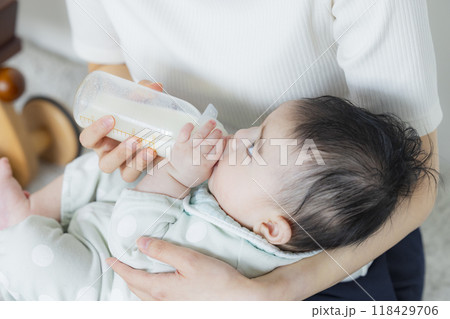 赤ちゃんにミルクをあげる女性　 118429706