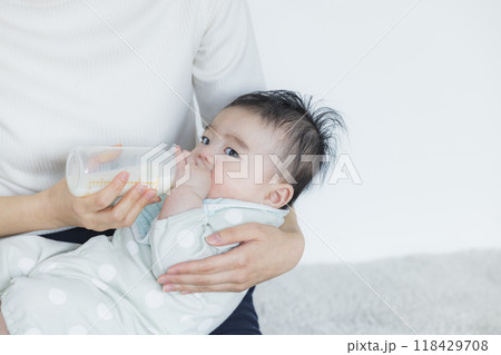 赤ちゃんにミルクをあげる女性 赤ちゃんにミルクをあげる女性 118429708