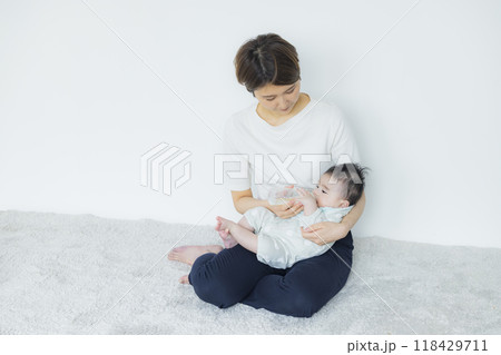 赤ちゃんにミルクをあげる女性　 118429711