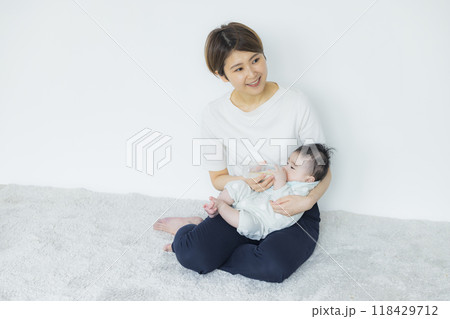 赤ちゃんにミルクをあげる女性　 118429712