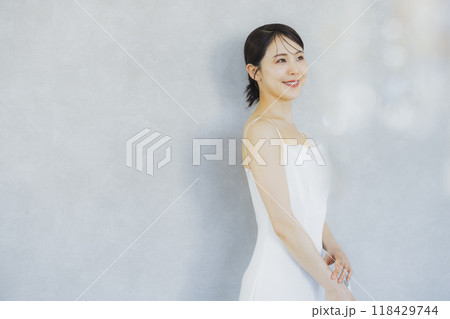 ウェディングドレスを着た若い女性　　 118429744
