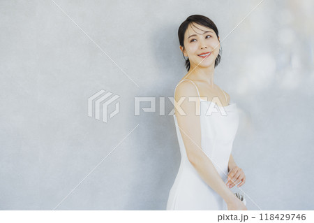 ウェディングドレスを着た若い女性　　 118429746