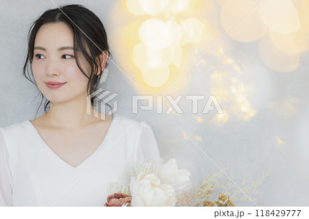 ウェディングドレスを着た若い女性 118429777