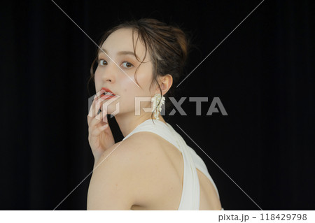 ウェディングドレスを着た若い女性 118429798