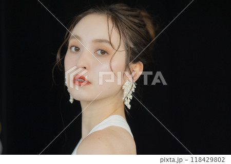 ウェディングドレスを着た若い女性 118429802