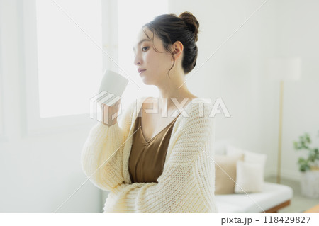 ホットドリンクを飲む女性 118429827