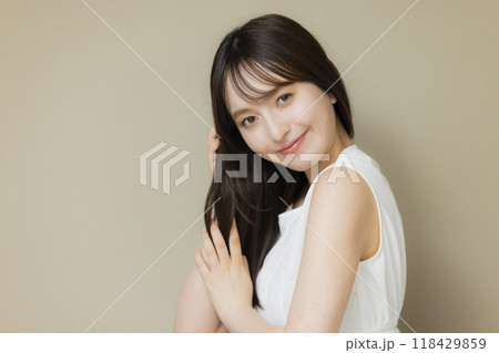 ストレートヘアの女性　　　 118429859
