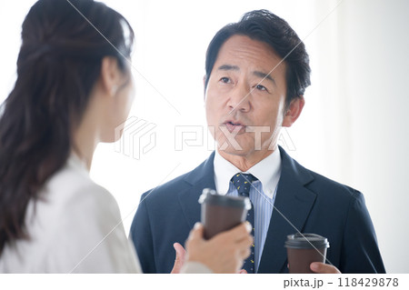 コーヒーを飲みながら部下の話を聞く社長や上司　困った表情 118429878